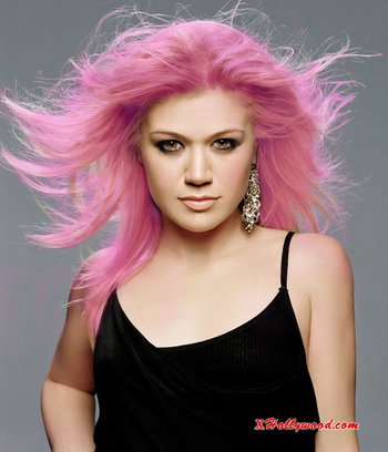 Kelly Clarkson experimenting with pink