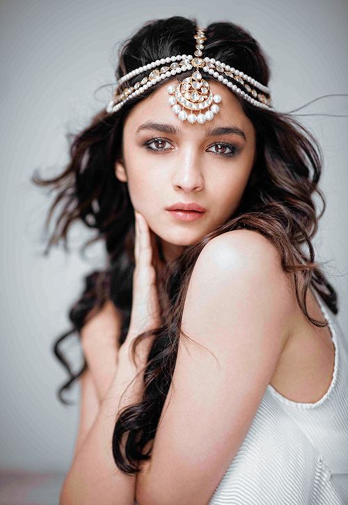 Bridal Hair Accessories: Must Have Hair Accessories for Indian Brides -  FashionPro