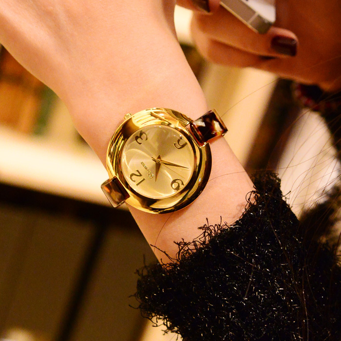 Another chic gold color watch