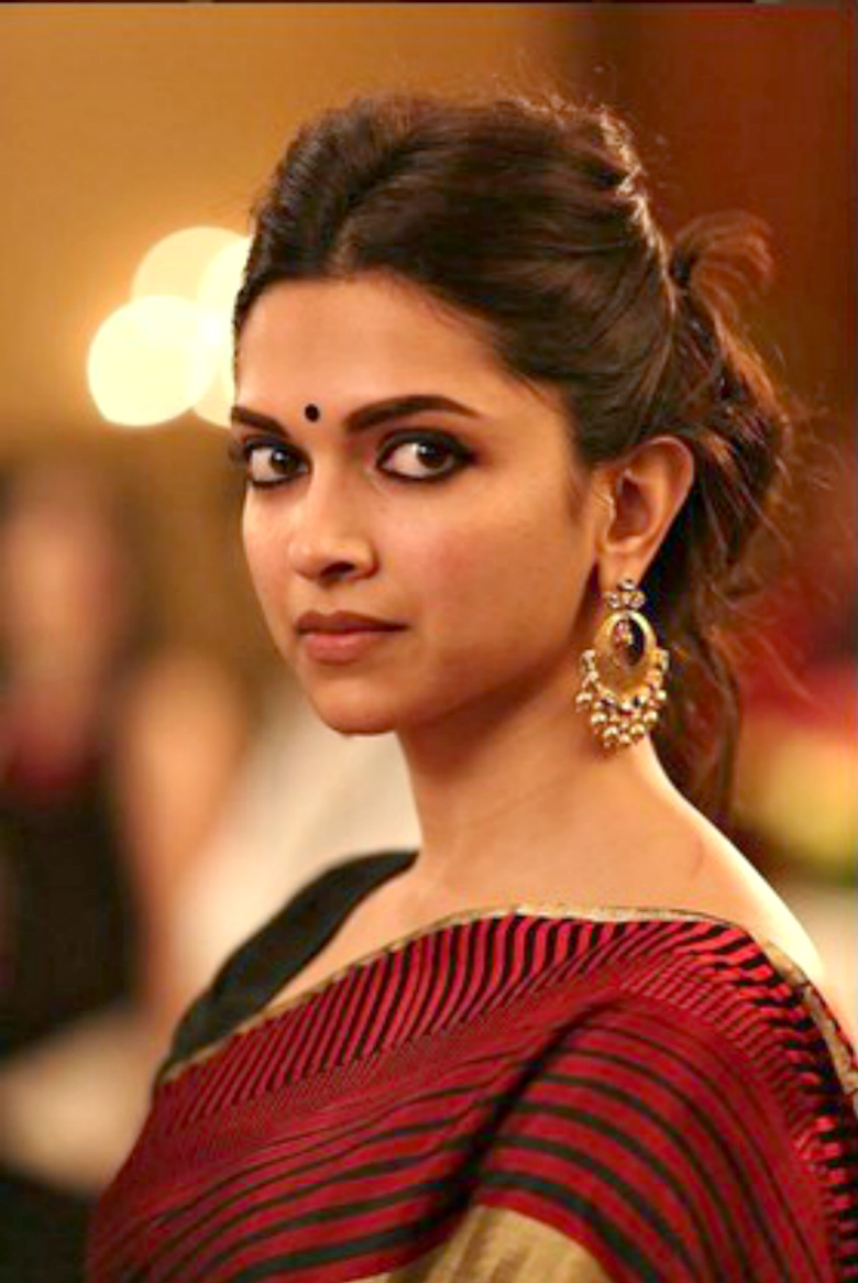Deepika does justice with her face by wearing smaller bindi with long earrings.