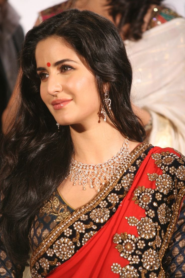 Katrina Kaif wearing red round bindi.