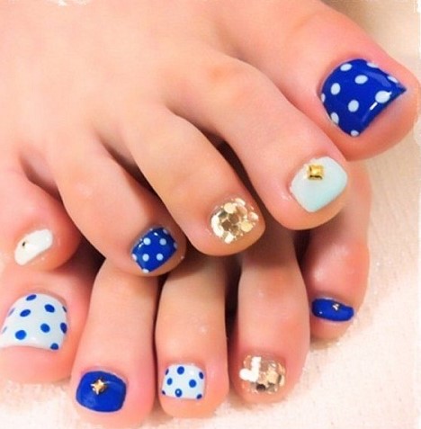 Dotted and Gems Toe Nail Art
