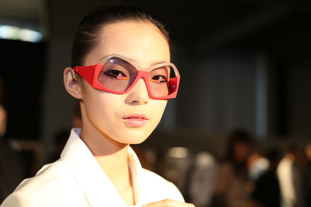 The model with geometric frames sunglass.