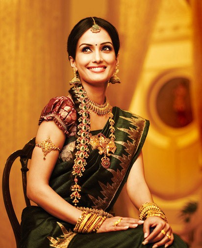 lady wearing a saree with an armlet and vintage chain. 