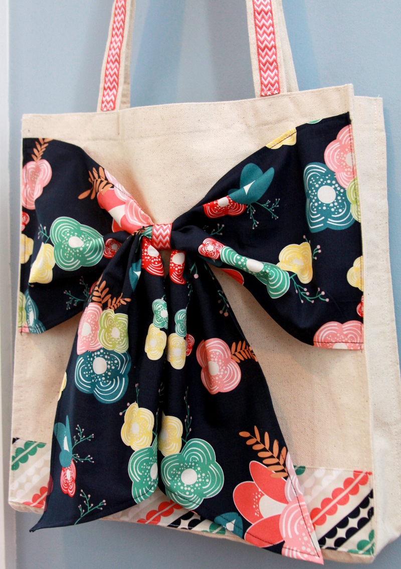 Tote with a bow