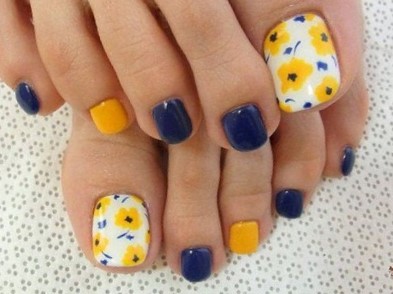Flowers and Blues Best Toe Nail Design