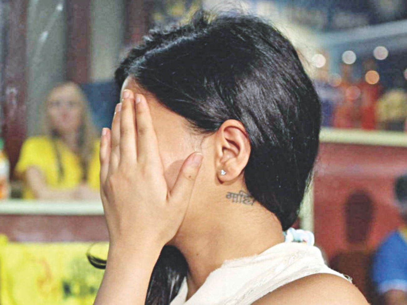 Sakshi Dhoni is showing 'Mahi' Tattoo while hiding her Face.